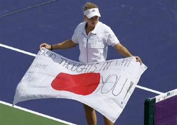 ３月１７日、女子テニスのウォズニアッキが、東日本大震災の被災地に向けてメッセージを送った（２０１１年　ロイター/Danny Moloshok）